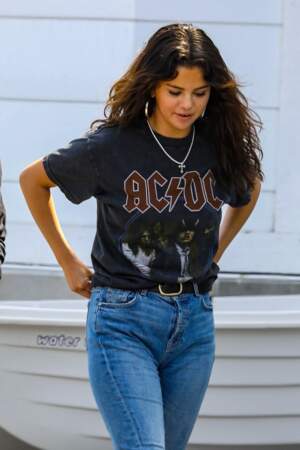 Selena Gomez revient au naturel avec ses cheveux longs bouclés