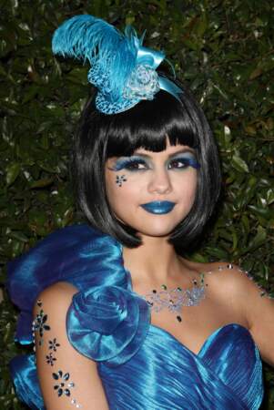 Selena Gomez ravissante en petite fée sort le grand jeu pour le Blue Ball avec sa bouche pailletée