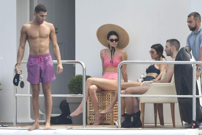 Kendall Jenner aperçue le 23 mai 2017 sur un yacht en marge du Festival de Cannes 2017