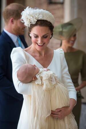 Kate Middleton avec le dernier à avoir porté cette robe, le prince Louis, le 9 juillet 2018