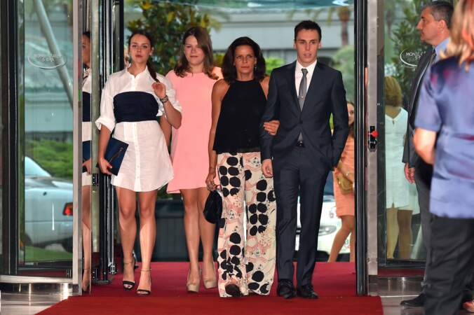 Stéphanie de Monaco entourée de Pauline, Camille et Louis, lors du gala de l'association Fight Aids Monaco en 2015