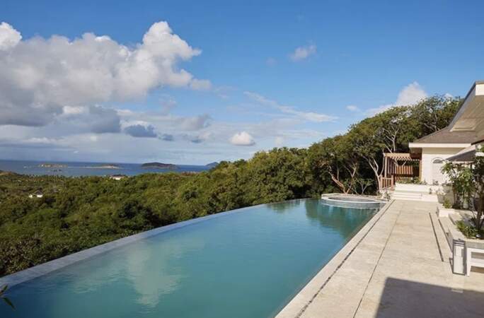 La piscine de Kate Middleton et du prince William a vue sur le reste de l'île et la mer des Caraïbes 