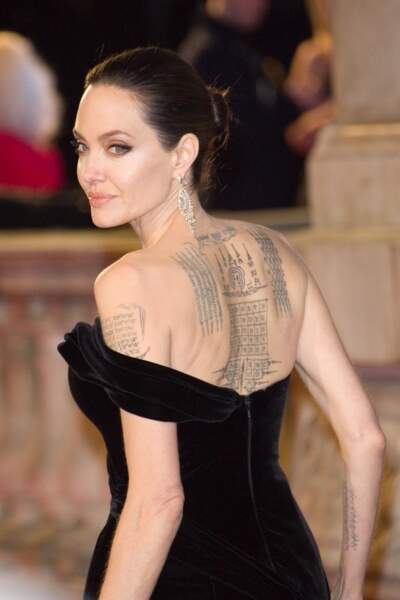 Angelina Jolie a la nuque et le dos remplis de tatouages