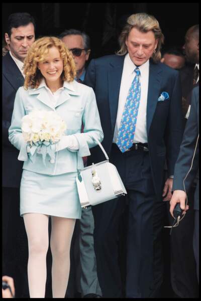 Laeticia et Johnny Hallyda à la sortie de la mairie de Neuilly sur Seine, le jour de leur mariage le 25 mars 1996