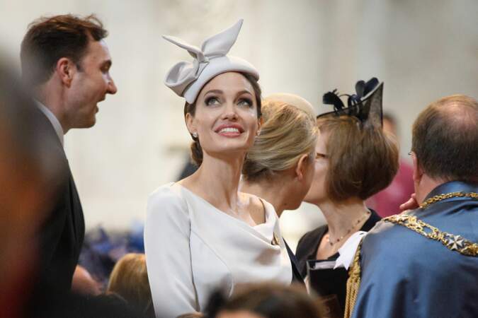 Angelina Jolie porte très bien le chapeau de biais