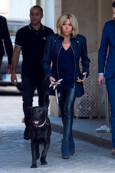Brigitte Macron  : son slim en cuir est l'une des pièces favorites de son vestiaire