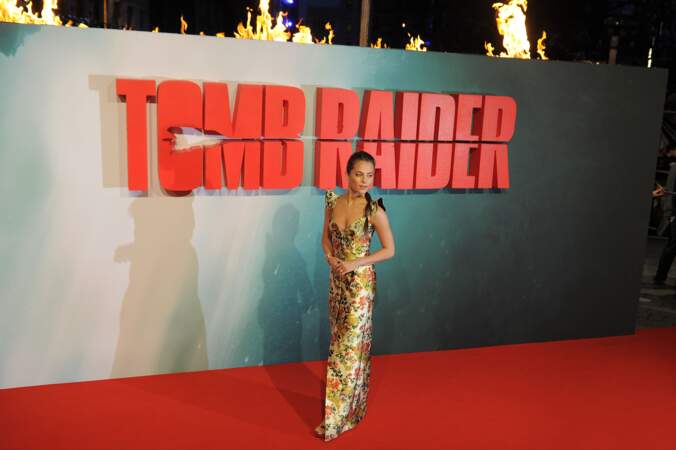 Alicia Vikander en robe de soie Louis Vuitton, lors de la première de "Tomb Raider" à Londres, le 6 mars 2018