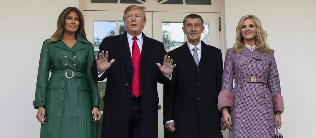 Pour recevoir le premier ministre tchèque, Melania Trump porte un long manteau en cuir vert ceinturé. Osé...