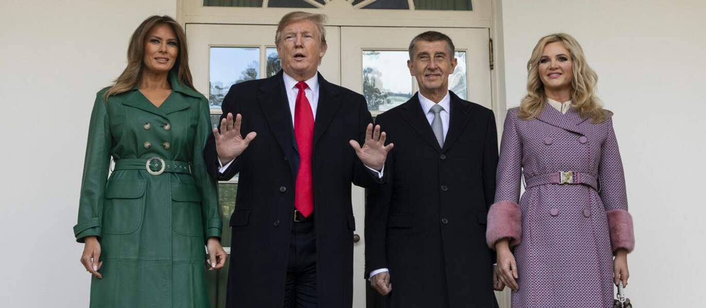 Pour recevoir le premier ministre tchèque, Melania Trump porte un long manteau en cuir vert ceinturé. Osé...