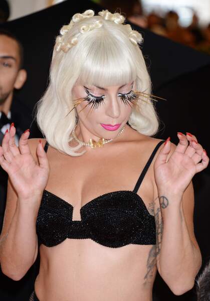 Lady Gaga avec un sublime collier Tiffany & Co, ses tatouages et ses faux cils