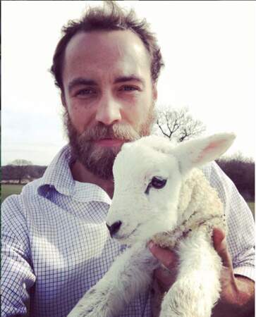 James Middleton fait une infidélité à ses chiens et pose avec un agneau.