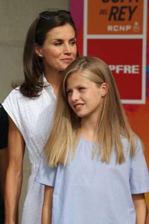 Letizia d'Espagne radieuse en robe blanche avec sa fille Leonor,