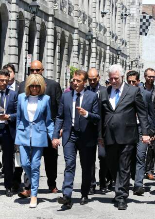 Brigitte Macron opte pour le costume androgyne dans un bleu ciel ultra moderne.