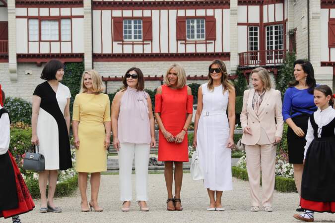 Brigitte Macron entourée des autres conjoints en marge du G7, à Espelette, le 25 août 2019.