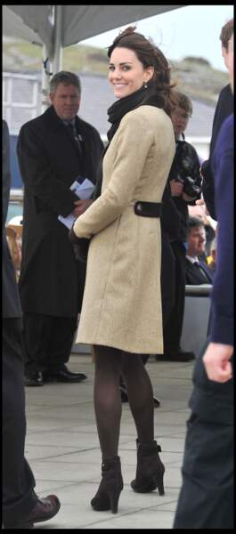 Le manteau en tweed version mi-longue et coupe cintrée, porté par Kate Middleton en 2011