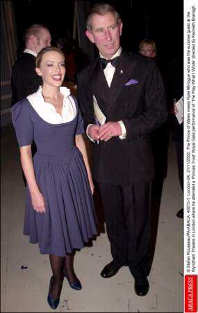 Le prince Charles et Kylie Minogue, après la pièce au Wyndham Theatre de Londres, le 21 novembre 2002