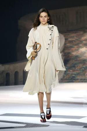 La robe blanche devient audacieuse avec Louis Vuitton.