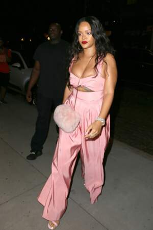 Rihanna porte un ensemble pantalon rose lors d'un dîner au restaurant Dumbo à New York, le 16 septembre 2017