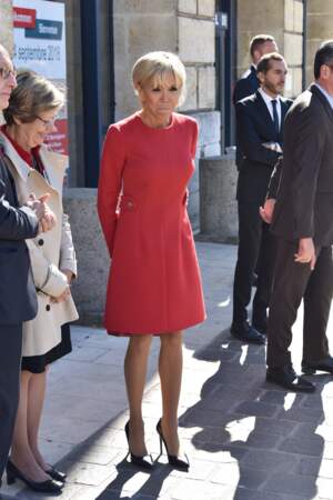 Brigitte Macron en robe rouge au centenaire de la Section Norvégienne du Lycée Pierre Corneille à Rouen