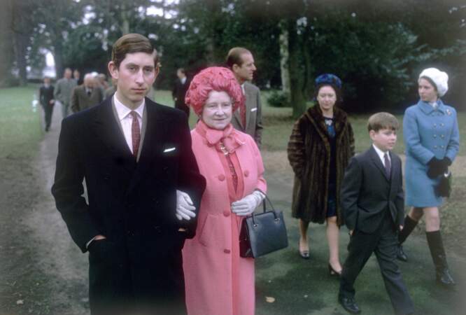 Le prince Charles au bras de sa grand-mère,  la reine mère Elizabeth Bowes-Lyon, à Sandringham, en 1969.