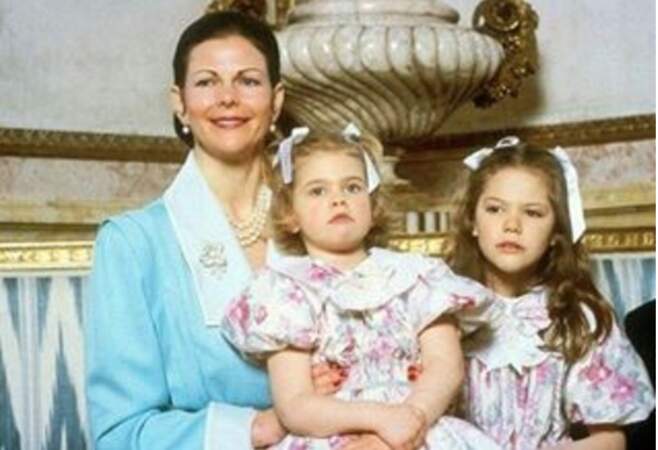 La reine Silvia et ses deux filles, Madeleine (au centre) et Victoria, princesse héritière (1989)