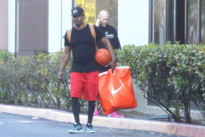 Jamie Foxx avec un ballon de basket