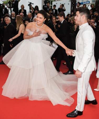Priyanka Chopra en robe Georges Hobeika avec son mari Nick Jonas sur le tapis rouge de Cannes le 18 mai 2019