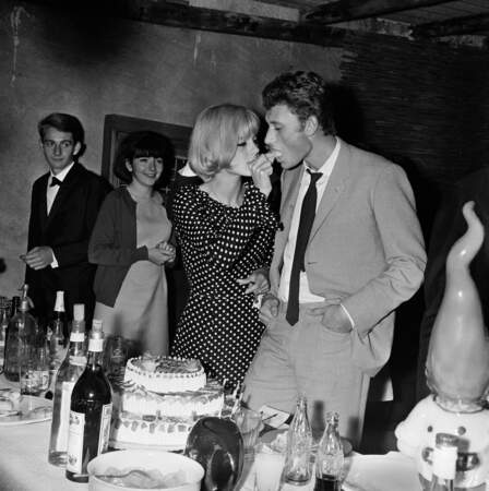 Sylvie Vartan fête ses 19 ans avec Johnny Hallyday en août 1963