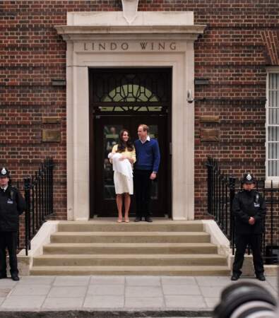 Le prince William et Kate Middleton devant l'hôpital St-Mary de Londres en 2015, après la naissance de Charlotte