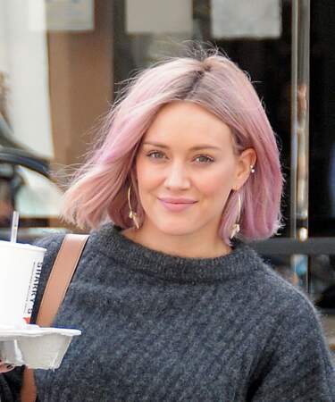 Mutine, Hilary Duff ajoute une nuance rose pastel à son blond 