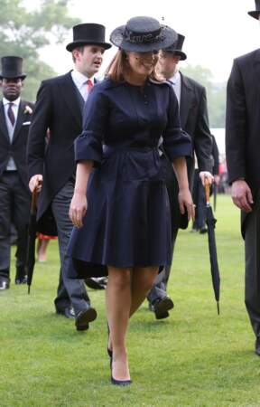 Très chic, Eugénie d'York porte une robe boutonnée Palmer /Harding qui lui à ravir