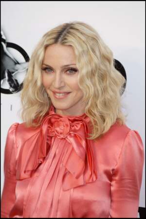 Madonna, avec un carré blond clair plongeant ondulé et racines apparentes, au Festival de de Cannes en 2008