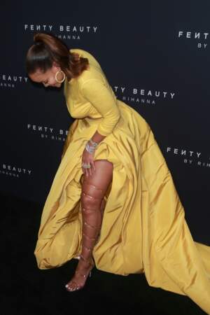 Sous sa robe de bal jaune, Rihanna dévoile ses escarpins de sa collaboration avec Manolo Blahnik