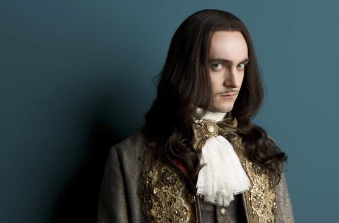 George Blagden en Louis XIV dans la série Versailles diffusée sur Canal+