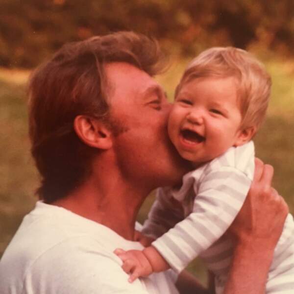 Bébé, dans les bras de Johnny : le 1er cliché publié par Laura Smet quelques jours après le décès de son père