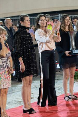 Charlotte Casiraghi affiche sa grossesse stylée aux côtés de sa mère Caroline de Monaco en juin 2018