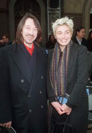 Julie Gayet et sa coiffure peroxidée, en 1998, au côté du comédien Jean-Hugues Anglade