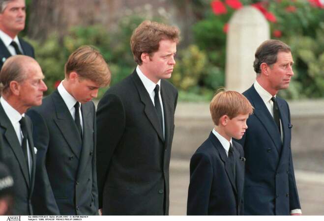 Harry, entouré par le prince Philip, William, son oncle le duc de Spencer et Charles, aux obsèques de Diana en 1997