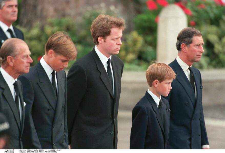 Harry, entouré par le prince Philip, William, son oncle le duc de Spencer et Charles, aux obsèques de Diana en 1997