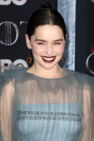 Emilia Clarke a fait sensation avec son rouge foncé et son fard à paupières roses le 3 avril 2019. 