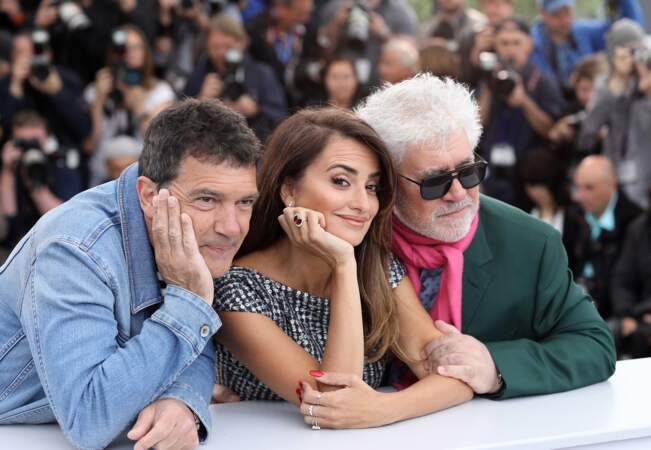 Penélope Cruz entourée d'Antonio Banderas et de Pedro Almodovar lors du photocall à Cannes.