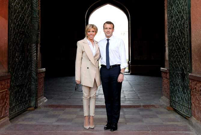 Brigitte Macron, tout en beige clair, très complice avec son mari Emmanuel Macron au Taj Mahal à Agra en Inde 