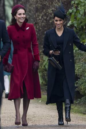 Avec Kate Middleton pour la messe de Noël, Meghan Markle en total look Victoria Beckham le 25 décembre 2018.