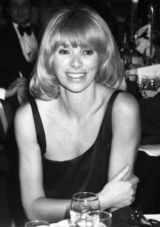 En 1980, Mireille Darc, cheveux parfaitement lissés pour un carré blond parfait à Paris
