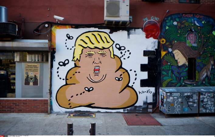 L'oeuvre du street artist Hanksy aperçue sur un mur du Lower East Side à New York en 2015