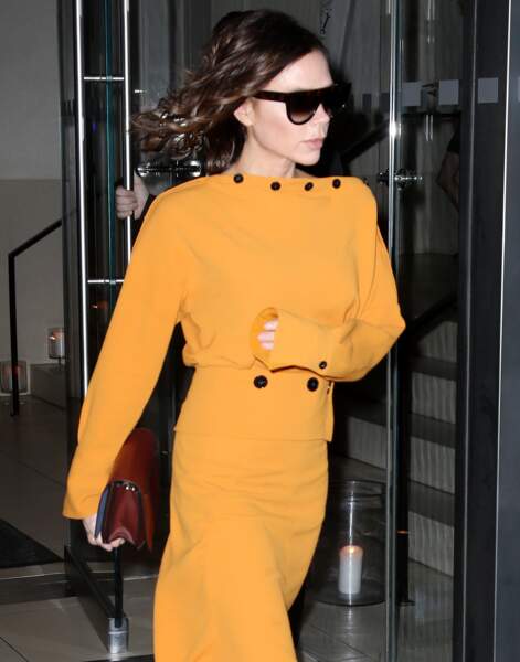 Victoria Beckham quitte son appartement à New York vêtue d'une robe jaune