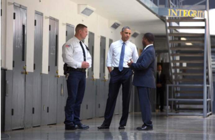 Il est le premier président en poste à visiter une prison fédérale