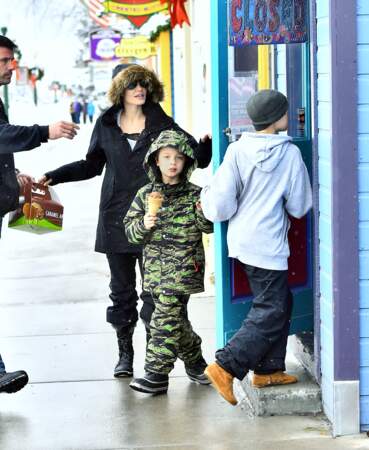 Angelina Jolie emmène ses enfants acheter des jouets à Crested Butte dans le Colorado 
