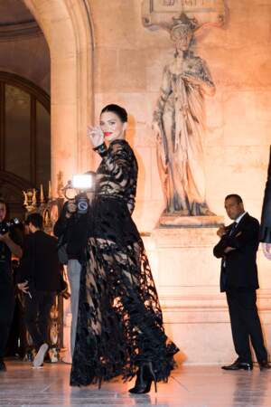Kendall Jenner, magistrale en robe noire transparente, salue à l'entrée de la soirée Longchamp à Paris.