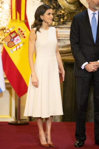 La reine Letizia a choisi un look chic dans une robe cintrée crème pour son déplacement à Buenos Aires